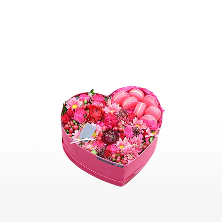 Fresh Flowers Macaron & Flower Heart Gift Box